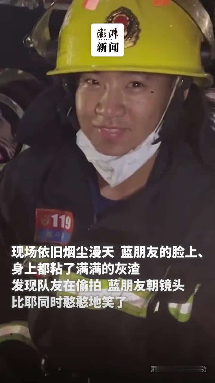 消防员连夜扑灭大火露出满脸灰渣的治愈笑容