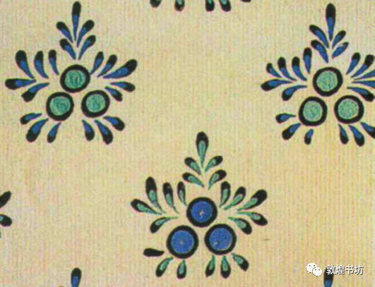 莫高窟第130窟都督夫人礼佛图侍女供养像衣服上的写生型折枝花纹