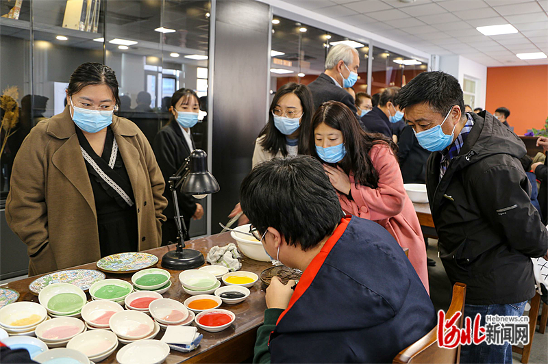 图3:唐山海运职业学院学习考察一行在北京市工艺美术高级技工学校曹妃甸实训基地参观考察。 李璟瑶摄.png