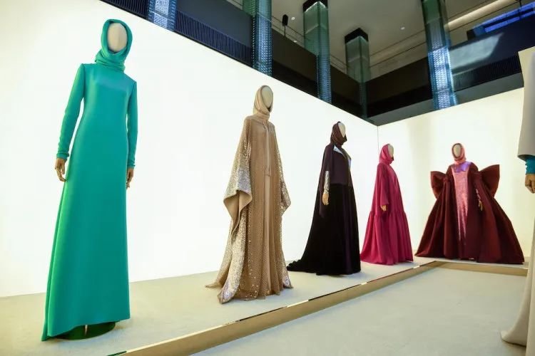 华伦天奴设计的阿巴雅长袍陈列在多哈的店铺中