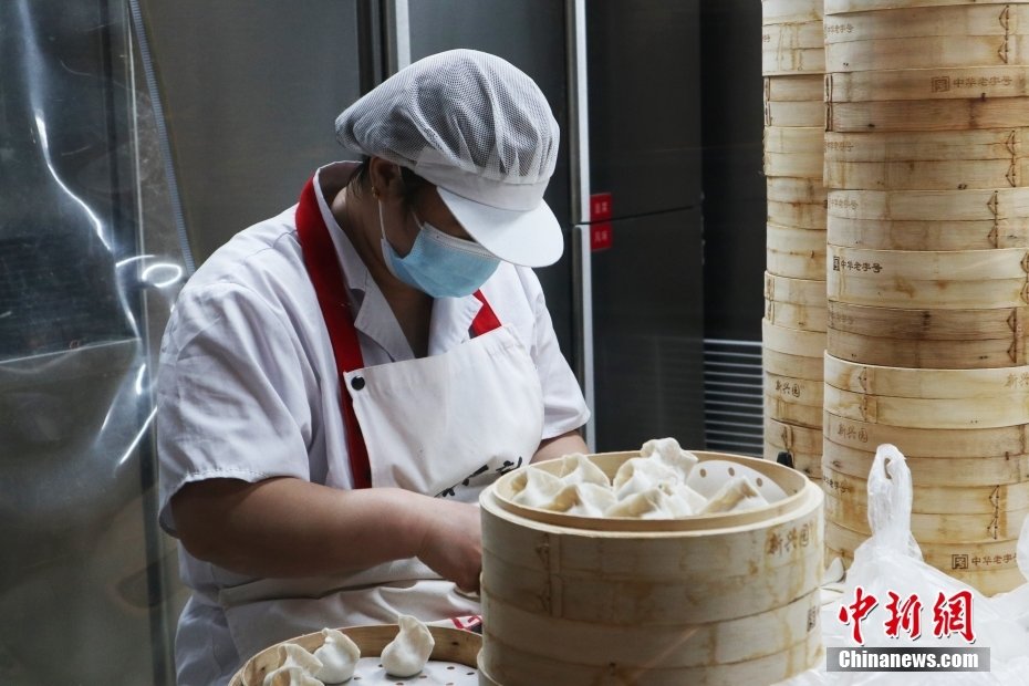 图为11月4日，吉林市一饭店内，工作人员在包饺子。 <a target='_blank' href='/'>中新社</a>记者 苍雁　摄