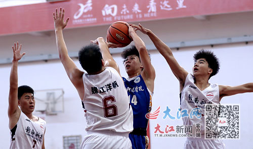 大学组篮球比赛争夺激烈