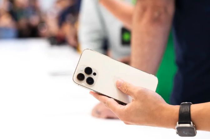 iPhone挤牙膏式创新的无奈:苹果为何找不到下一个传奇设计师?