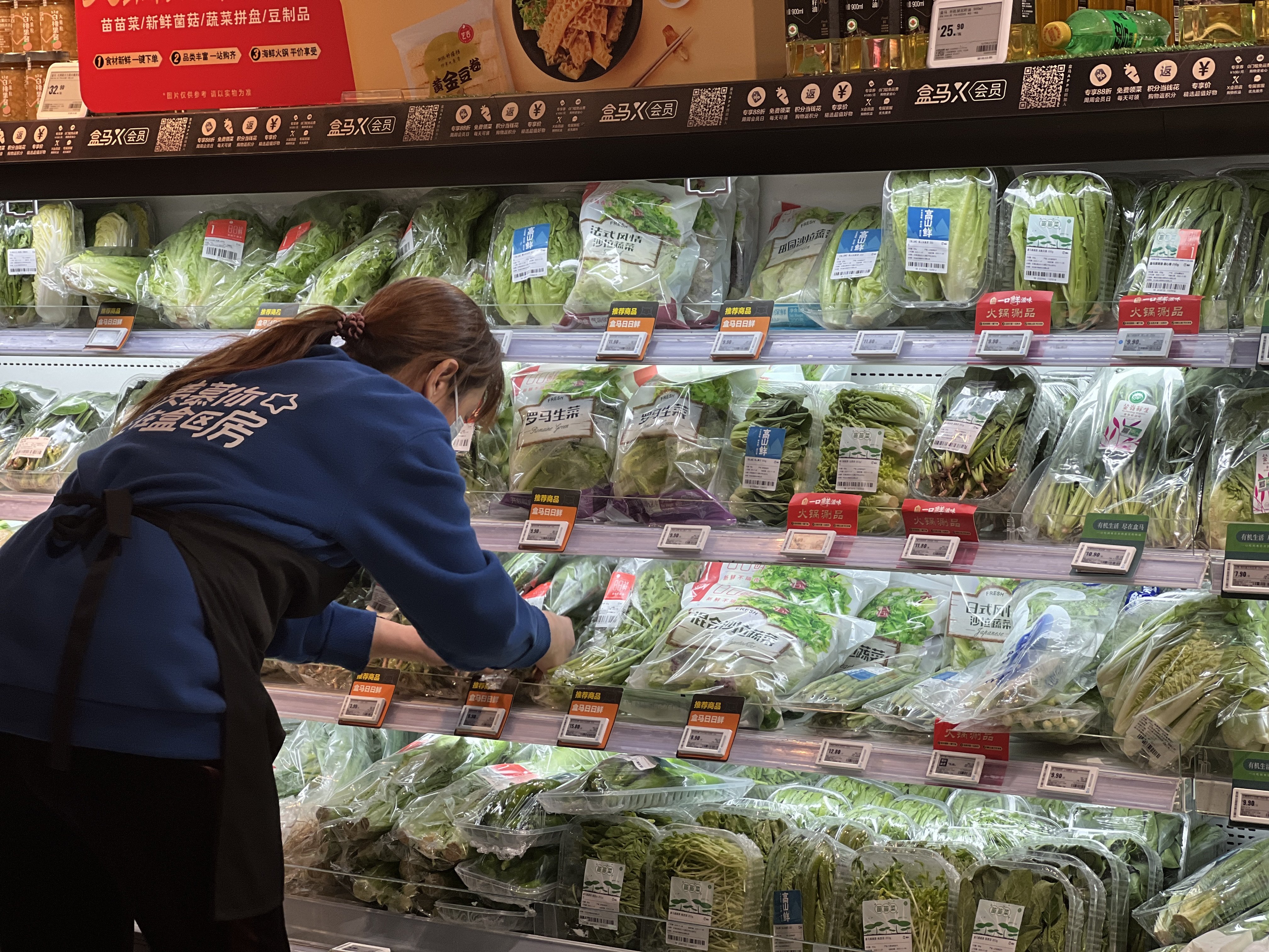 盒马鲜生工作人员及时补充货架