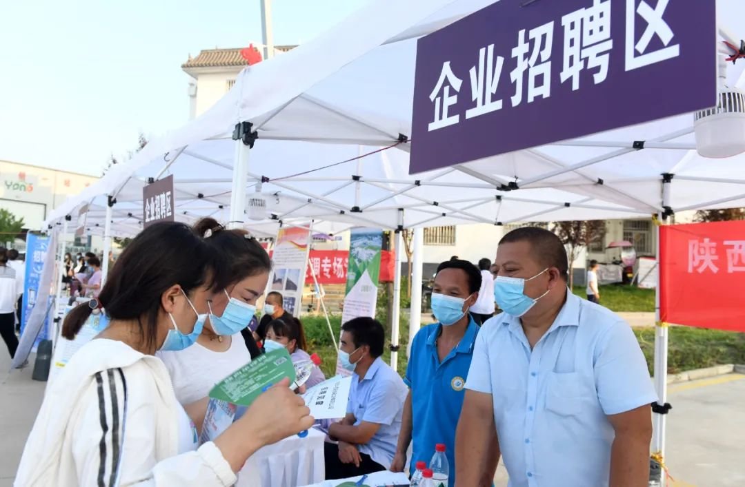 我市通过举办各种招聘会，推动稳岗扩就业政策落在实处。（资料图片）