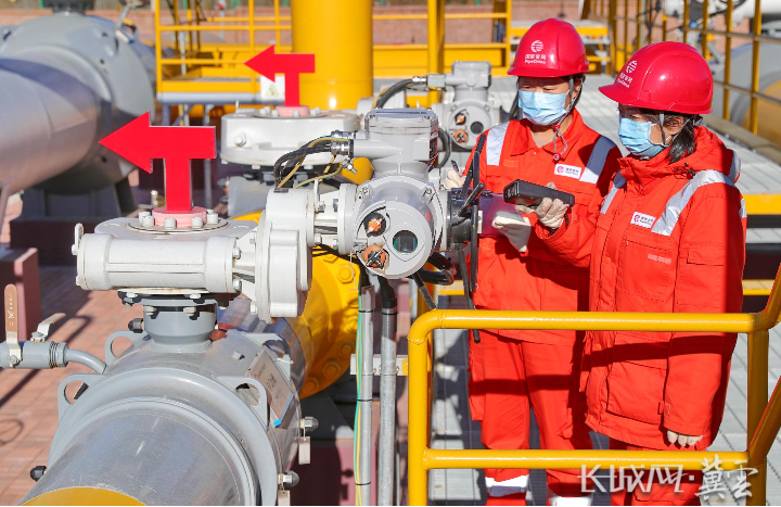 工作人员对中俄东线天然气管道线路进行日常巡检.