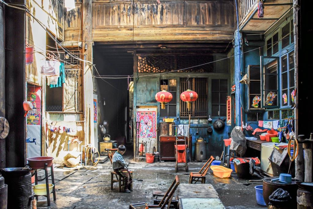 洪江古城。曾经的繁华为今天的人们留下了一个传统的温馨生活场景。