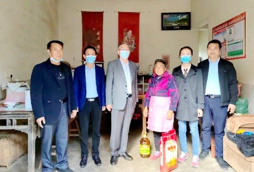 江西工贸职院党委书记万玉青赴帮扶村开展调研和走访慰问活动