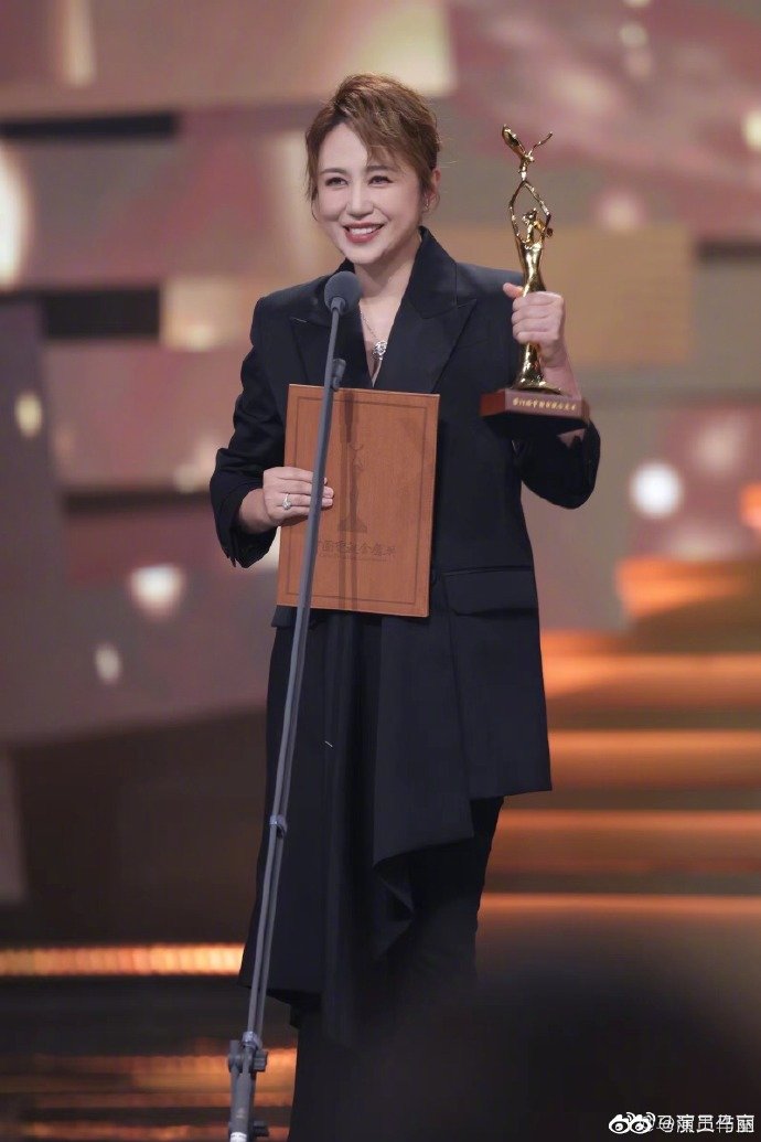 马丽获金鹰奖最佳女配角后首发文 晒与师父何炅合照表感谢_凤凰网娱乐_凤凰网