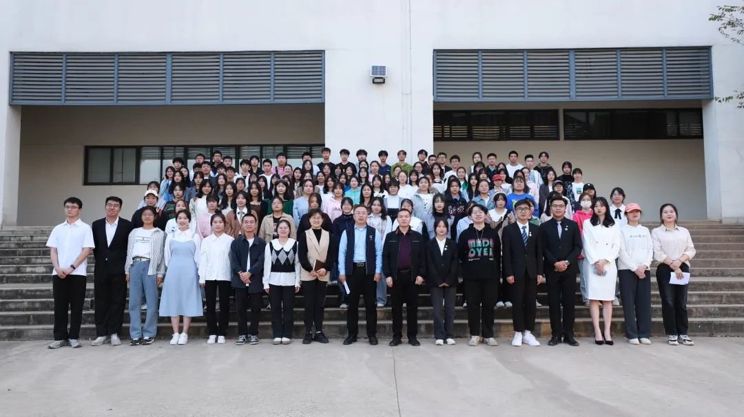 江西软件职业技术大学举行首届学生记者节暨新闻宣传紫阳湖论坛