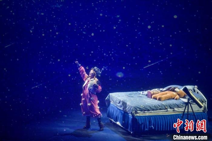 11月5日晚，由中外团队联合制作的亲子音乐舞台剧《敦煌奇妙夜》在天津上演。　<a target='_blank' href='/'>中新社</a>记者 佟郁 摄