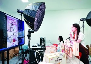 网络主播在直播间销售江西本土产品 记者 杨紫韬 摄