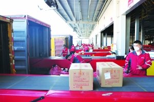 工作人员正在进行包裹分拣