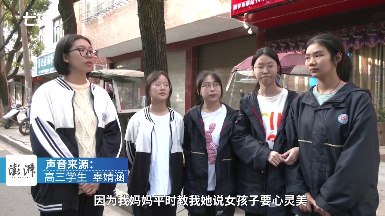 老人摔倒后昏迷，5名高三女生扶起守护