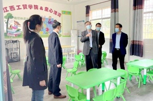 江西工贸职院党委书记万玉青赴帮扶村开展调研和走访慰问活动
