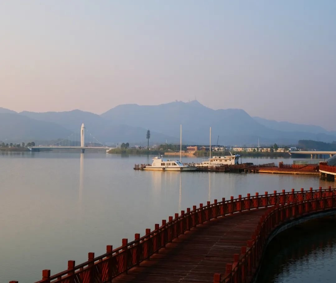 湖光山色交相辉映的柳叶湖东岸景观(彭小清摄)