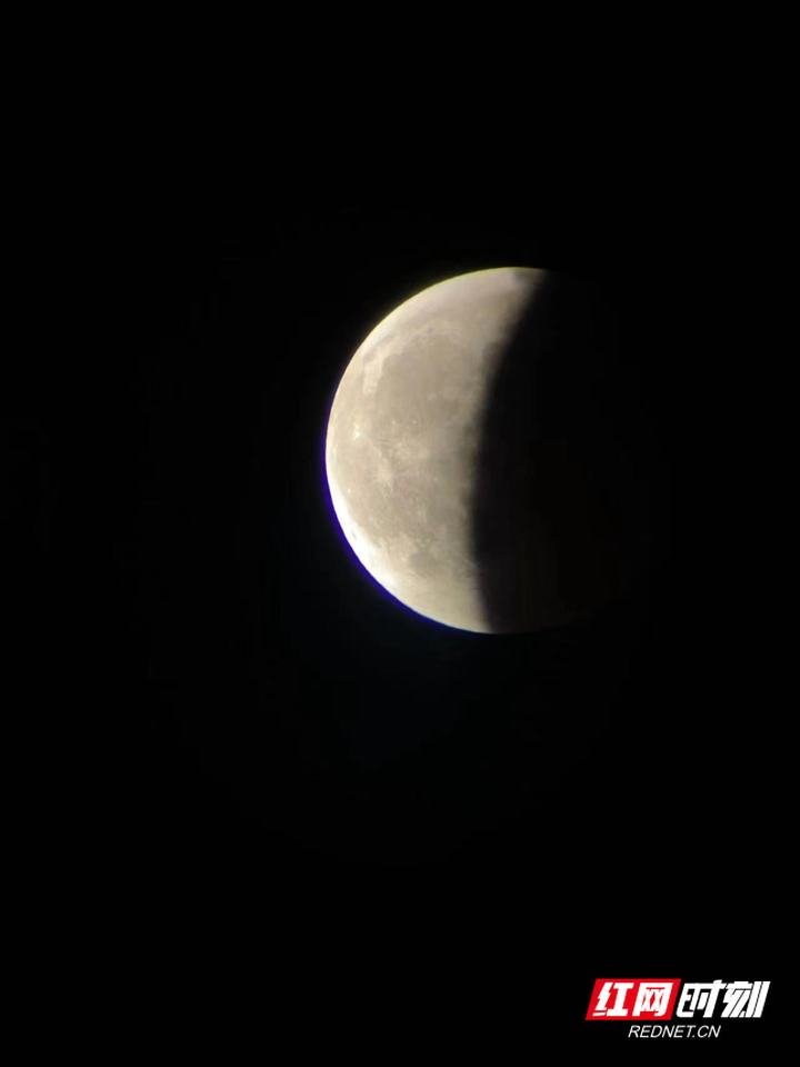 用手机翻拍的天文望远镜里的月亮。（黎京尼 摄）