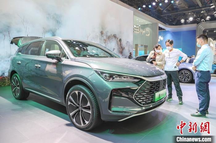 图为2022第十七届南昌国际汽车展现场，几位市民在观看和体验一辆新能源汽车。　刘力鑫 摄