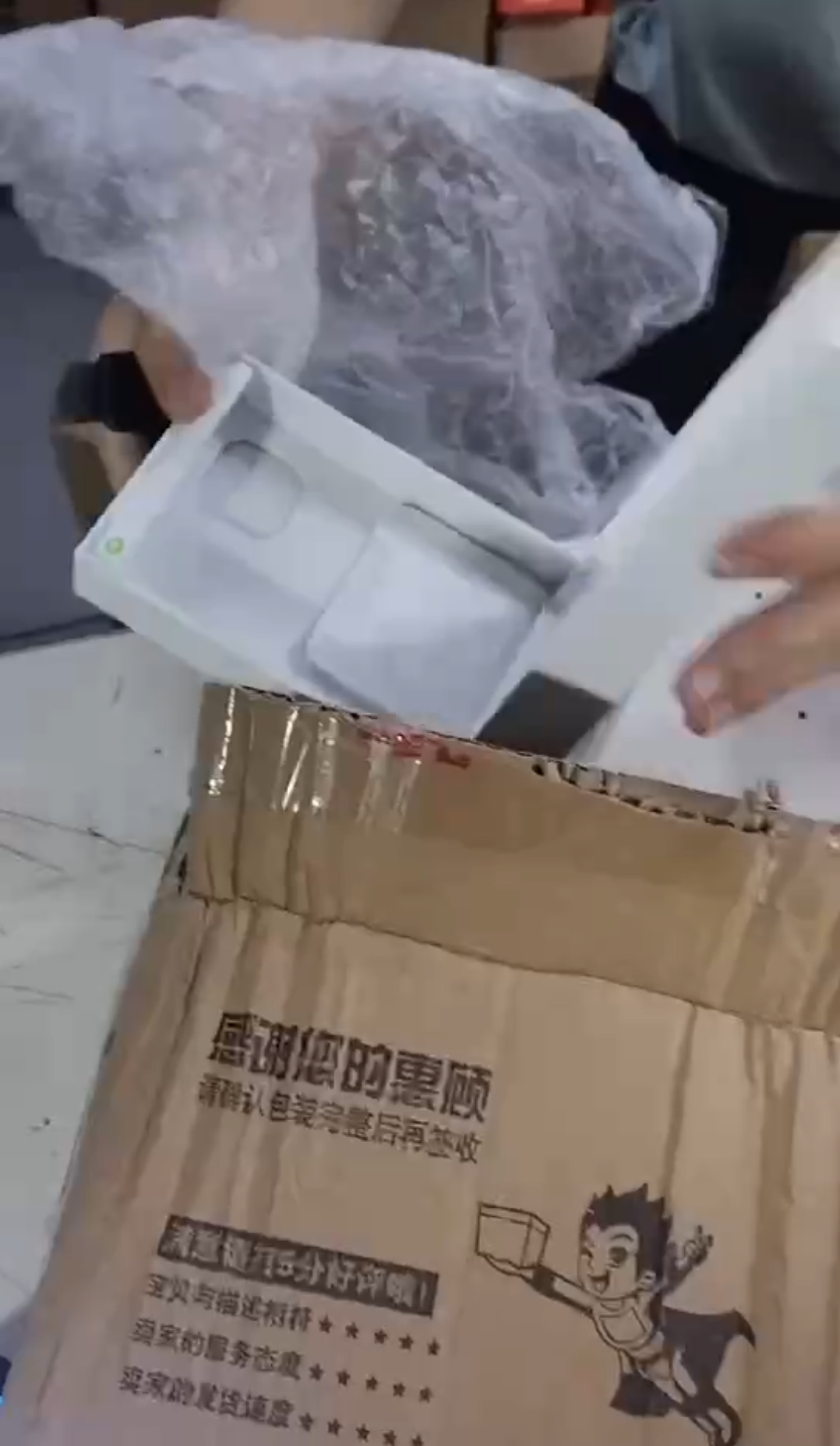 （长沙快递员拆箱查看，发现没有手机）