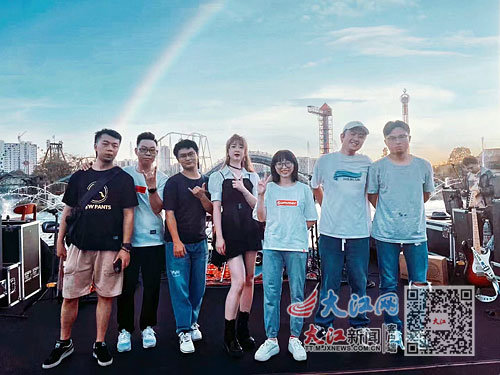 FREECA乐队成员的合影。