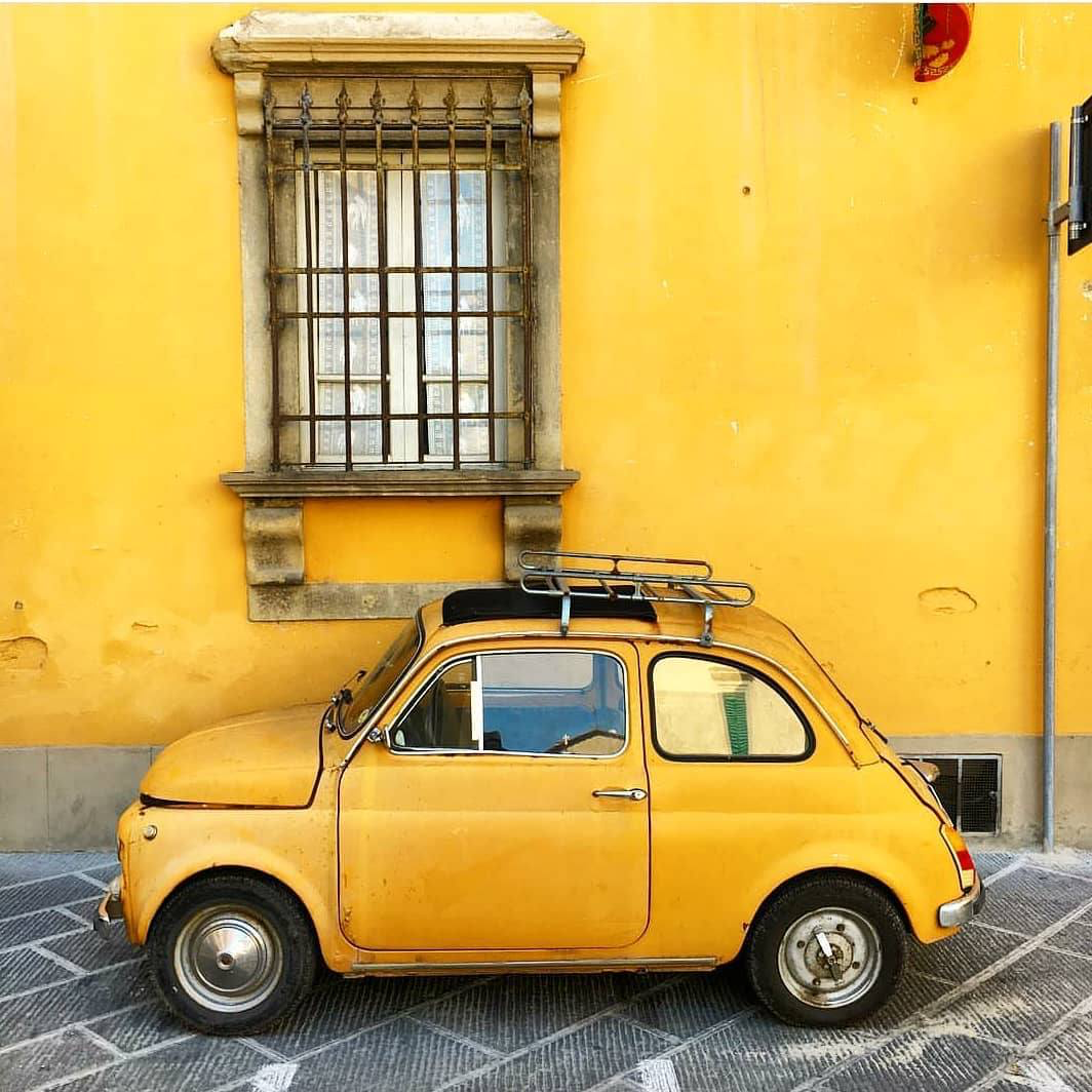 意大利阿雷佐，黄色的菲亚特汽车融入黄色的墙壁，近乎完美的“隐藏”！© Lonely Planet / claire_pictured_this