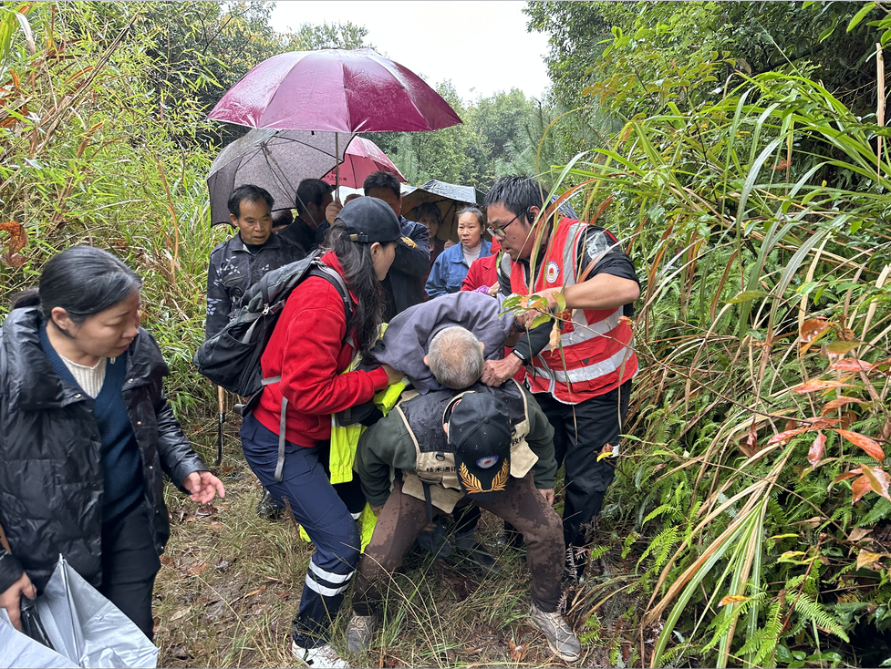 浙江临海:老人上山失踪 二十小时生死救援