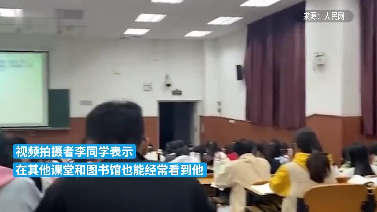 高校环卫工旁听晚课,坐在教室后认真做笔记_凤凰网视频_凤凰网