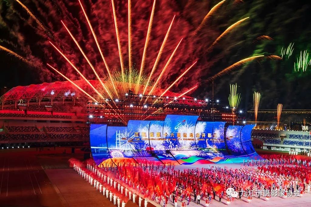 《烟花绚烂》 朱兰华 摄