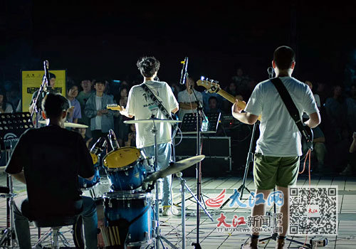 机动车乐队在农大演出。