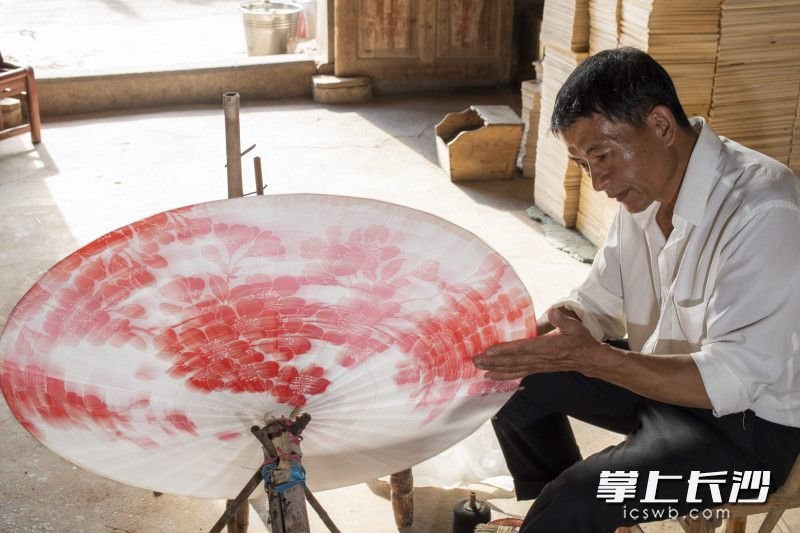 15岁开始学习制作油纸伞的李忠国。资料图片