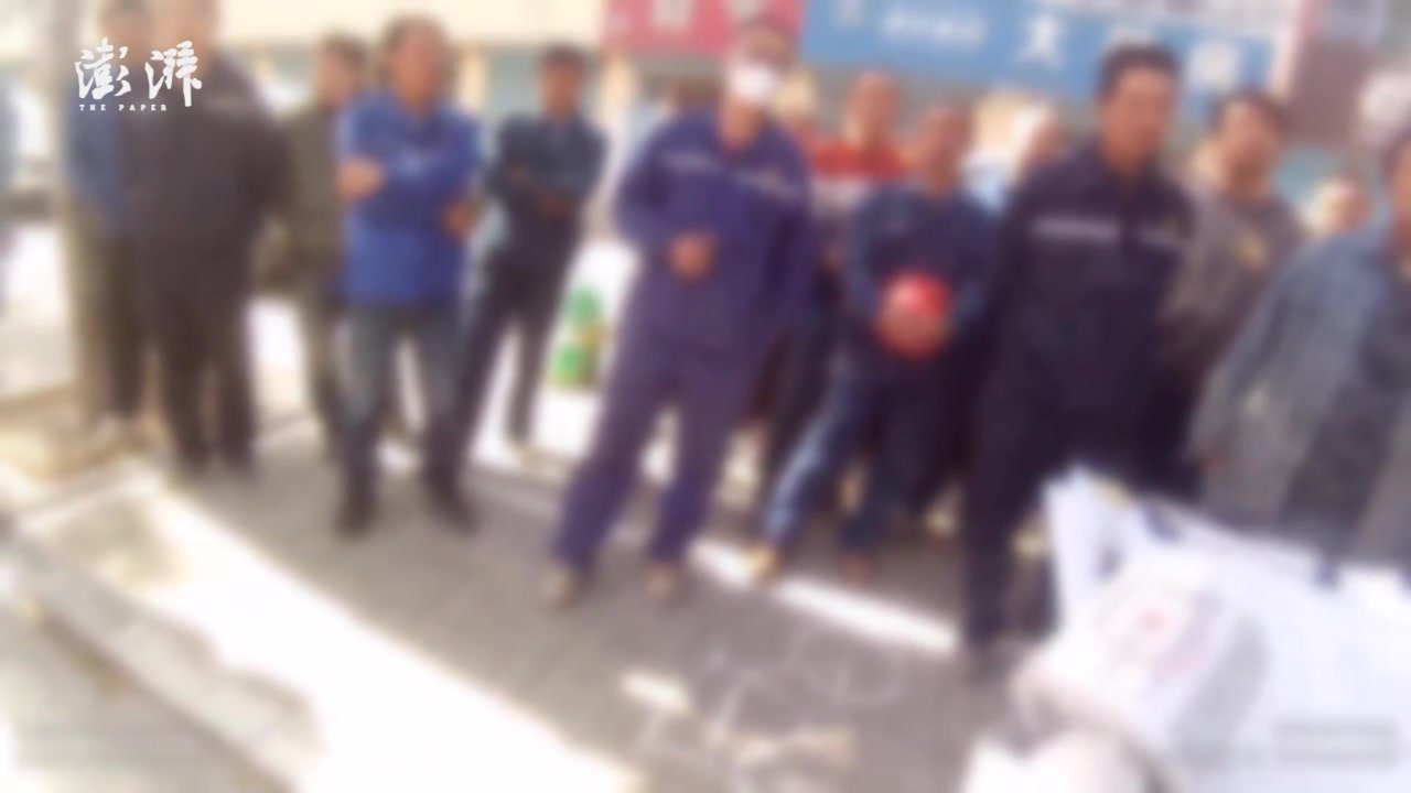 真能装！核载7人塞进22人，面包车被“撑爆”