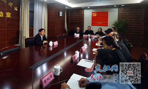 报告会后，郭杰忠与党员干部代表进行座谈。本报全媒体记者 李芳摄