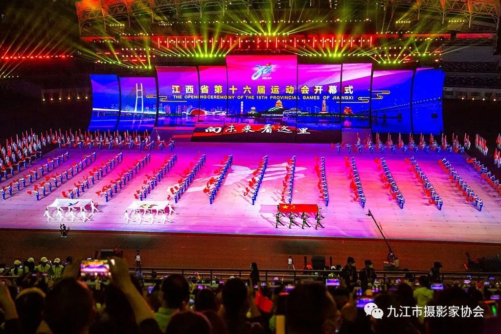 《护旗入场》 胡遵武 摄