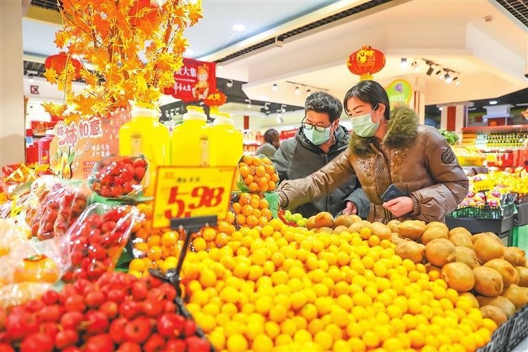 11月17日，顾客在民乐县新乐超市广场店选购商品。超市各类货品供应充足、价格稳定。新甘肃&middot;甘肃日报通讯员 窦斌 王晓泾