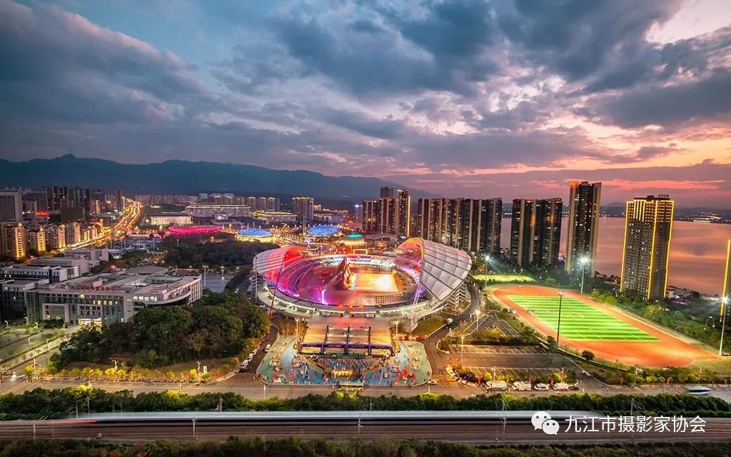 《不夜天》 周继根 摄