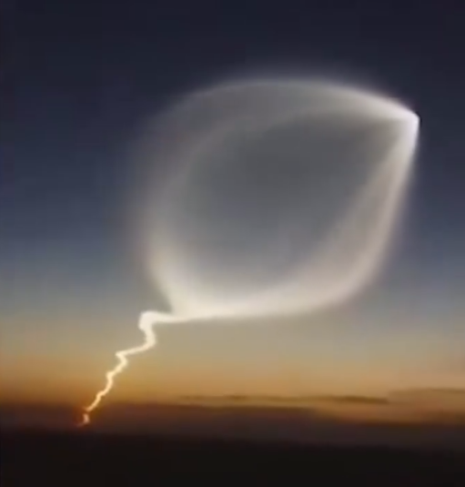 甘肃天空现巨大发光不明飞行物：现场划出一个巨大的“蝌蚪”