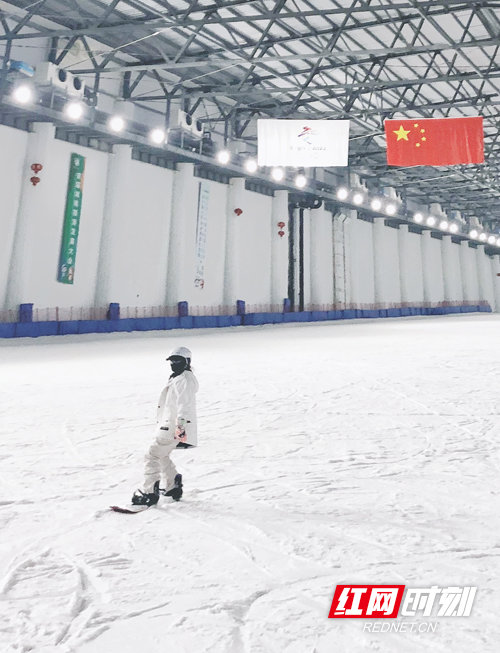 11月11日，一名滑雪愛好者在張家界冰雪世界享受冰雪運動的“速度與激情”。