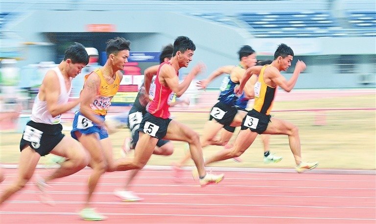 11月13日下午,九江代表队的双胞胎兄弟黄邑、黄旭在省运会青少年部(青少年组)男子甲组100米比赛中,分别获得冠军和季军,赢得观众阵阵掌声。图为黄邑(3跑道)、黄旭(5跑道)在比赛中。本报全媒体首席记者 杨继红摄
