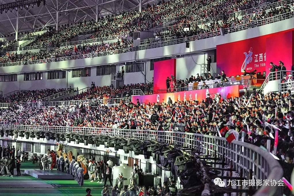 《热情观众》 吴庐建 摄