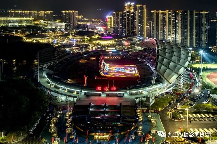 《开幕式外景》 王 健 摄