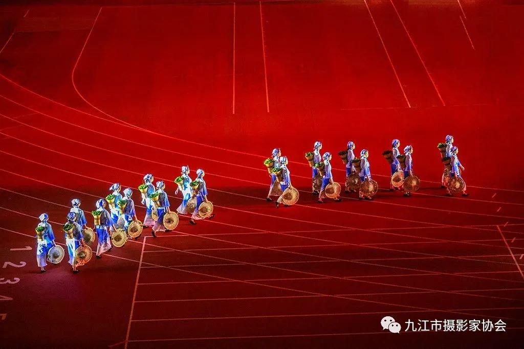 《入场》 杨 鸥 摄