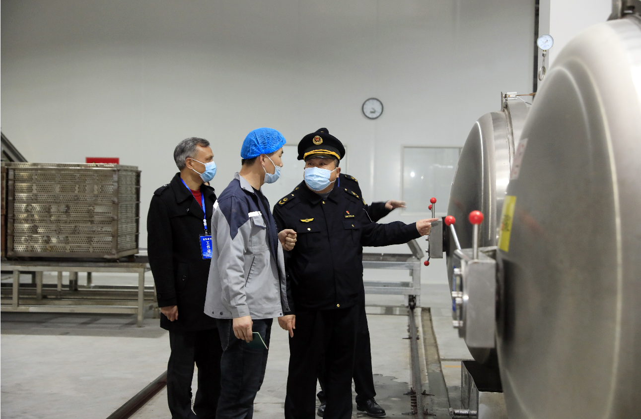 11月18，重庆谷状元食品有限公司，梁平高新区市场监督管理所工作人员正在进行安全指导。通讯员向成国 摄