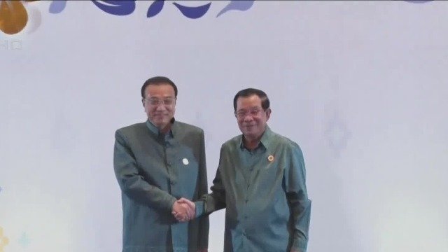 李克强着东南亚传统服饰出席峰会晚宴 与拜登等领导人祝酒