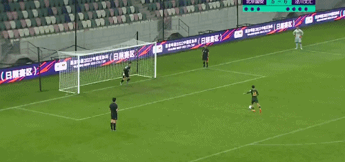 北京国安球员金泰延将球射偏