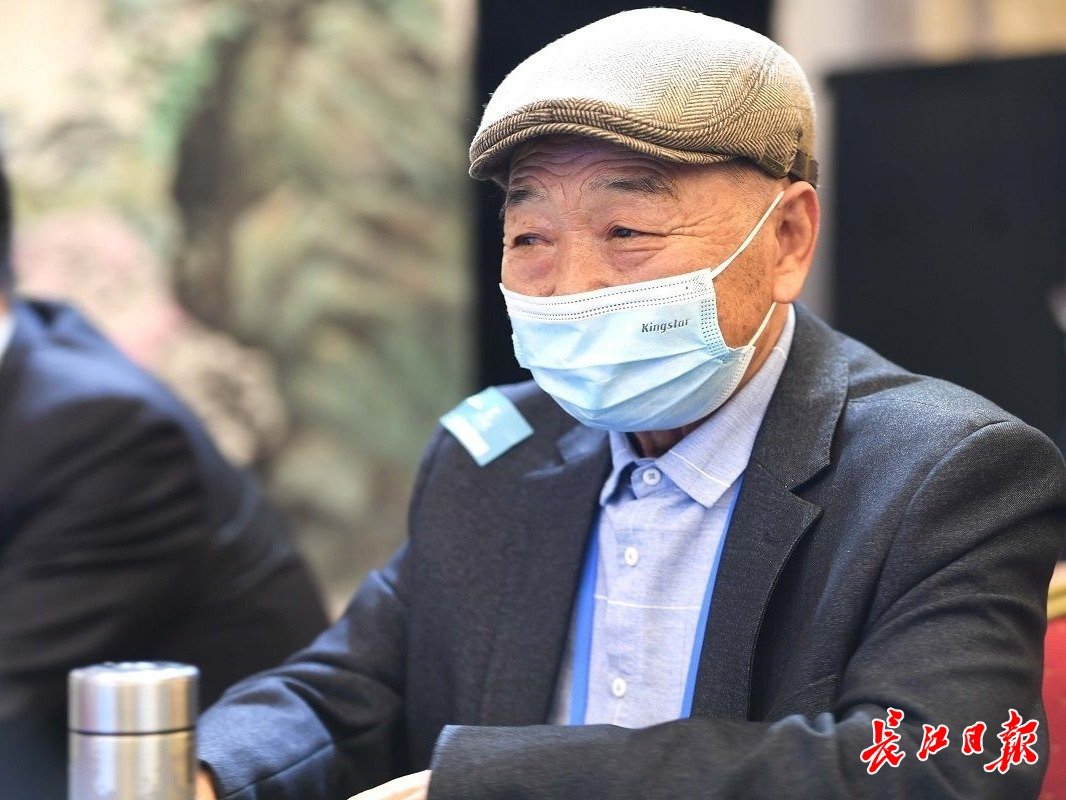 鄱阳湖畔的“候鸟爷爷”李春如。记者高勇 摄