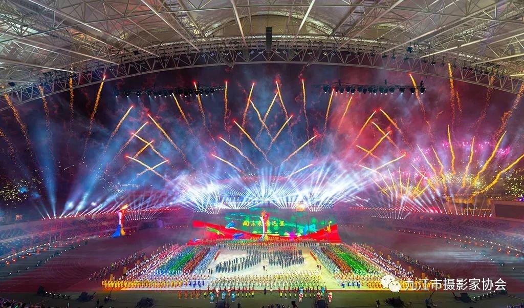 《向未来,看这里》 刘 斌 摄