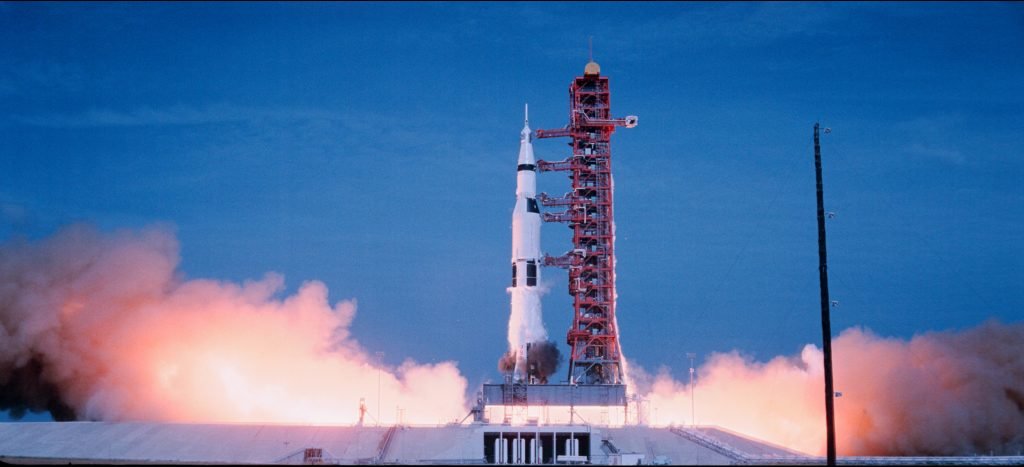 完成首次登月的“阿波罗11号”任务发射画面