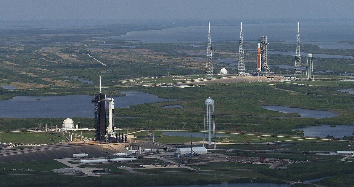 LC-39发射场，近处为A发射架，架上火箭为SpaceX的“猎鹰”-9型运载火箭，远处B发射架上的火箭为待发的SLS-1