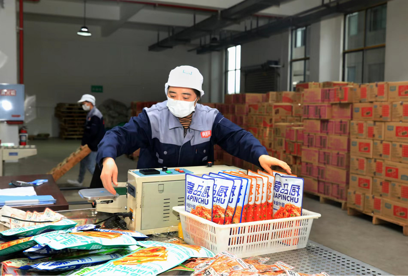 11月18日，重庆渝每滋农业科技发展有限公司生产车间，工人在检查预制菜产品的质量。通讯员向成国 摄