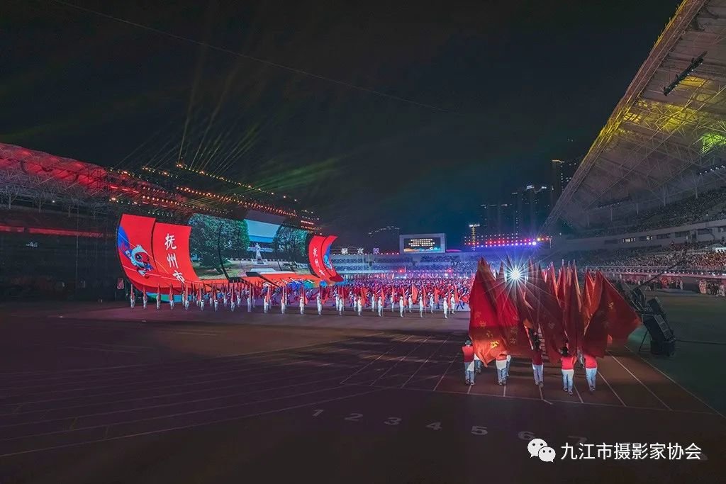 《运动员入场》 冯家栋 摄